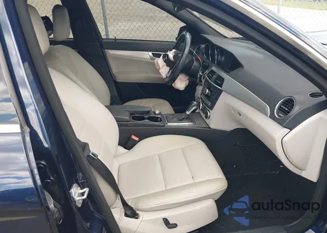 2013 Mercedes-Benz C 250 Luxury/Sport z USA, uszkodzony, nr VIN WDDGF4HB0DR279600